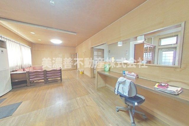 ６５３５８　本巣市下真桑中古戸建ての居間・リビング