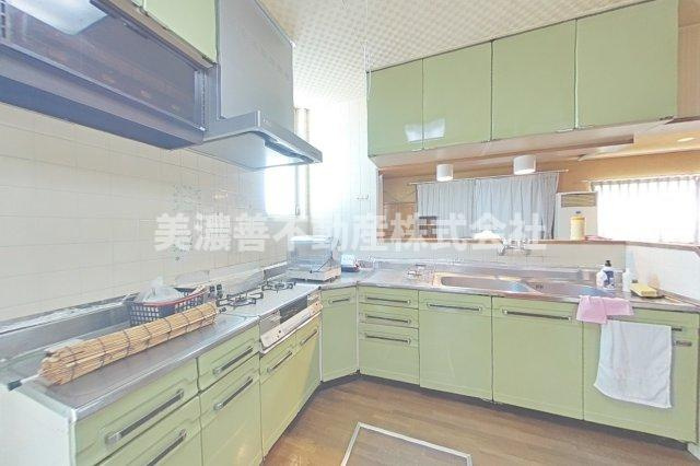 ６５３５８　本巣市下真桑中古戸建てのキッチン