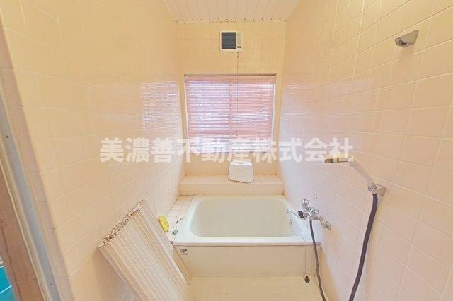 ６５３５８　本巣市下真桑中古戸建ての浴室