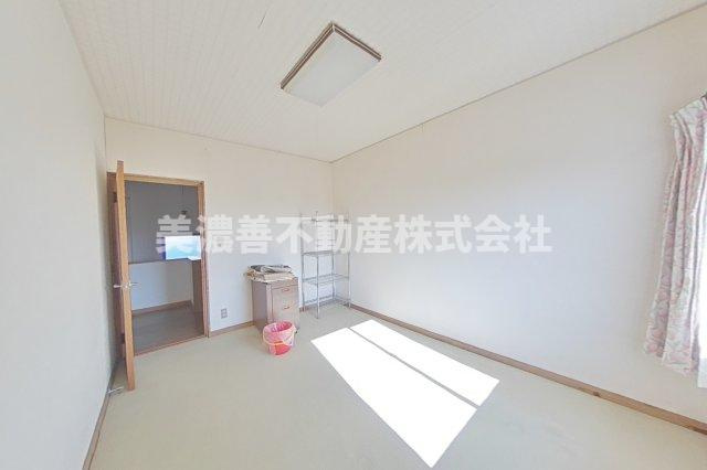 ６５３５８　本巣市下真桑中古戸建ての洋室