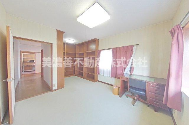 ６５３５８　本巣市下真桑中古戸建ての洋室