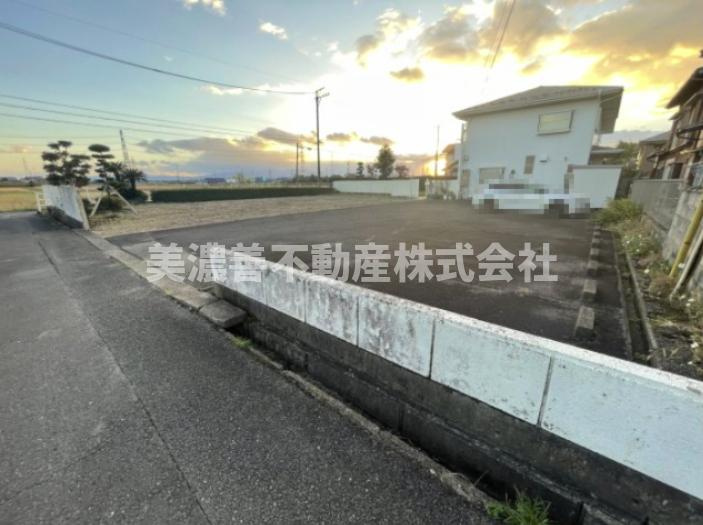 ６５３５８　本巣市下真桑中古戸建ての駐車場