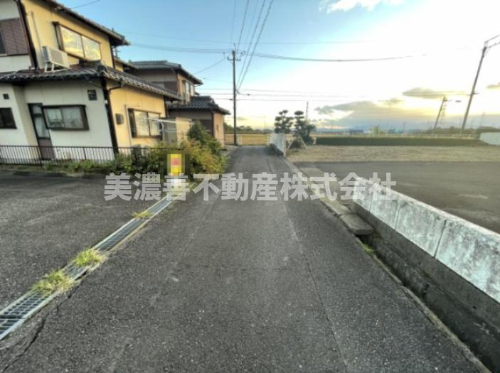 ６５３５８　本巣市下真桑中古戸建ての前面道路含む現地写真