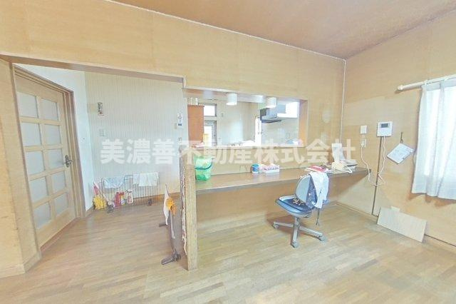 ６５３５８　本巣市下真桑中古戸建ての居間・リビング