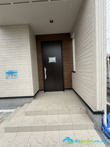 平塚市東真土2丁目　新築戸建　全3棟2号棟の玄関