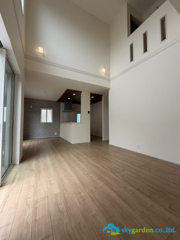 平塚市東真土2丁目　新築戸建　全3棟2号棟の居間・リビング