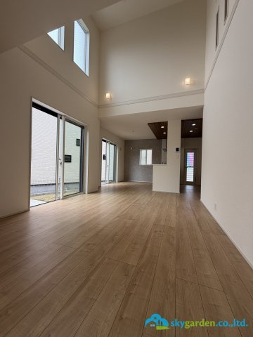 平塚市東真土2丁目　新築戸建　全3棟2号棟の居間・リビング