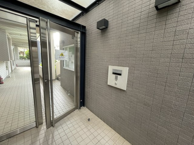 川崎市多摩区登戸の賃貸マンションのエントランス