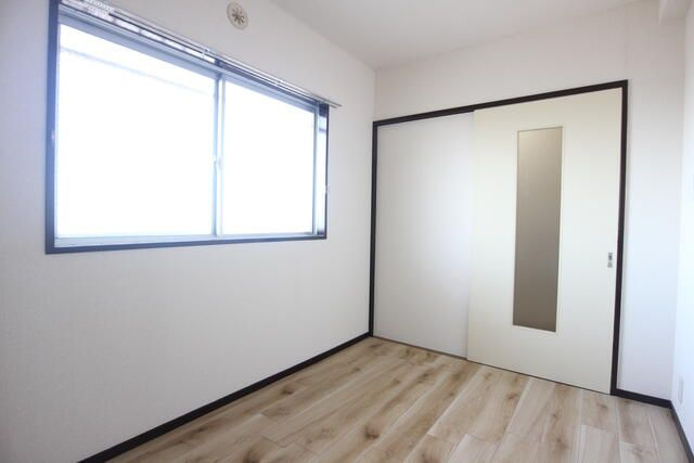 小平市小川東町５丁目の中古マンションの洋室