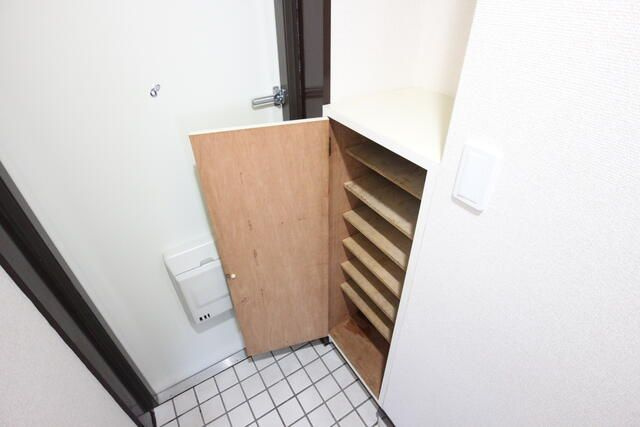 小平市小川東町５丁目の中古マンションの玄関