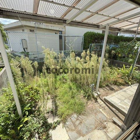 藤が尾車庫付貸家の庭