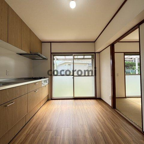 藤が尾車庫付貸家の居間・リビング