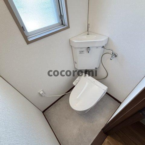 藤が尾車庫付貸家のトイレ