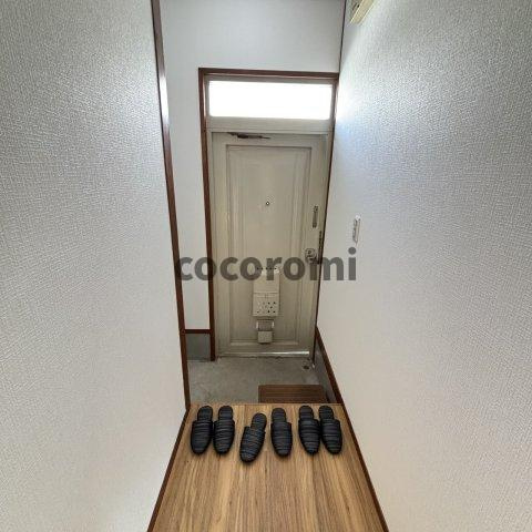 藤が尾車庫付貸家の玄関