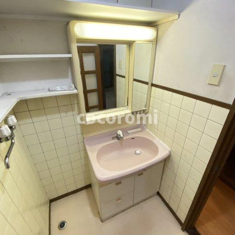 田井町貸家の洗面所