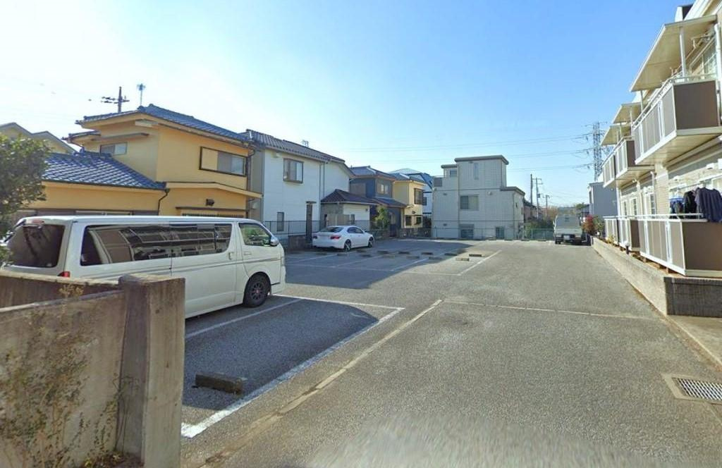 シャトルチグサ　Ｂ棟の駐車場