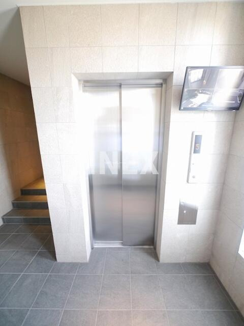 川崎市川崎区田町３丁目の賃貸マンションのエントランス