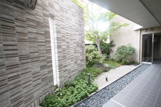メイプルコート宝塚のエントランス|落ち着いたエントランスです