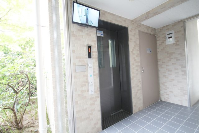メイプルコート宝塚のエントランス|落ち着いたエントランスです