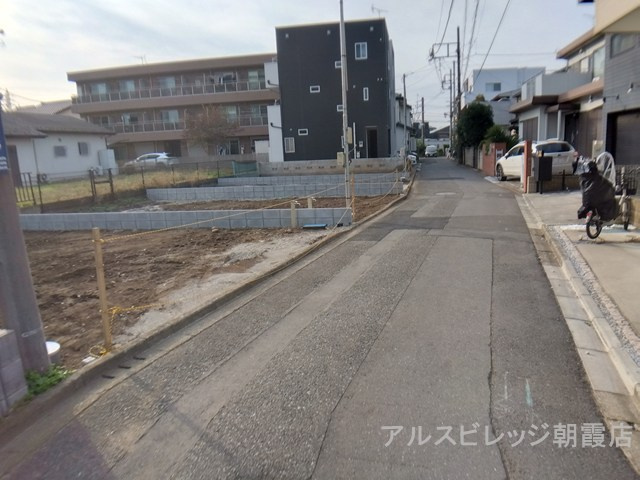 土地/朝霞市仲町１丁目　全４区画の前面道路含む現地写真