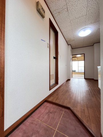 ワイエスハイツの玄関