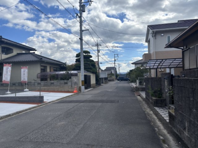 廿日市市阿品3期の前面道路含む現地写真|前面道路は広く車の出し入れもスムーズです。