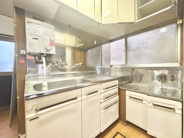 品川区旗の台5丁目　中古戸建のキッチン|現地写真

現地ご見学希望・資料請求などお気軽にお問い合わせ下さい！
03-5990-5201
