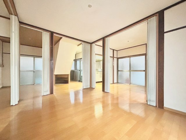 品川区旗の台5丁目　中古戸建の居間・リビング|のびやかに広がるリビングは、一年を通して爽やかな光と風に癒される家族のなごみ空間。
2025.10.24撮影

現地ご見学希望・資料請求などお気軽にお問い合わせ下さい！
03-5990-5201