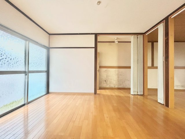 品川区旗の台5丁目　中古戸建の居間・リビング|現地写真

現地ご見学希望・資料請求などお気軽にお問い合わせ下さい！
03-5990-5201