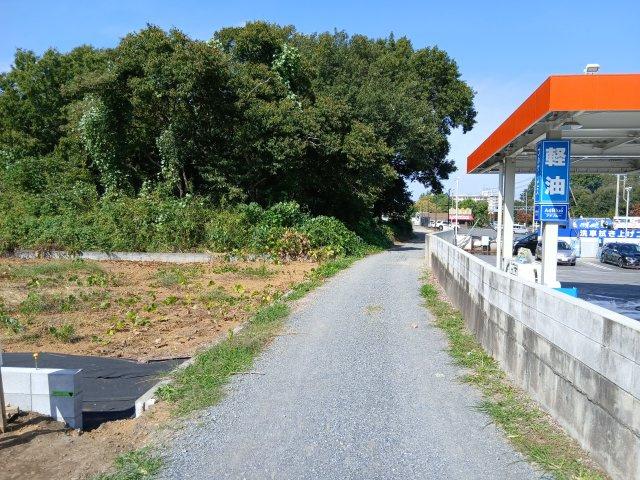 東松山市大字松山　土地111坪の前面道路含む現地写真|東側幅員約2.5ｍ公道に17.5ｍ接す