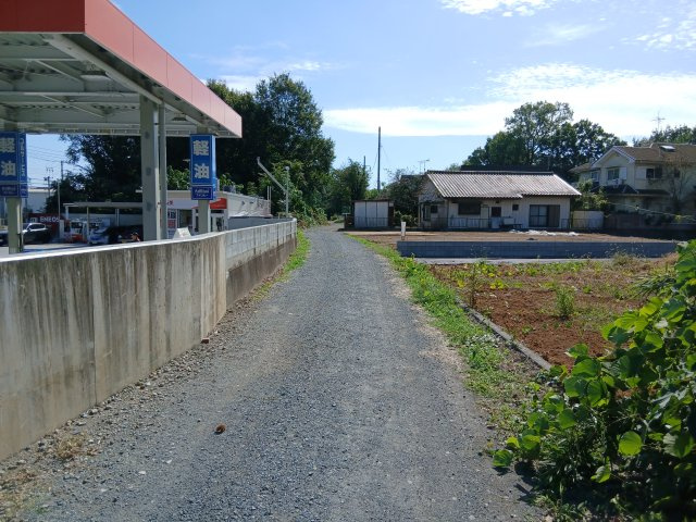 東松山市大字松山　土地111坪の前面道路含む現地写真|東側幅員約2.5ｍ公道に17.5ｍ接す