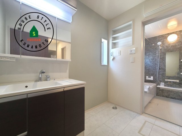 熊本市東区山ノ内3丁目第1-2棟(1号棟)の内観：施工例|ゆとりの洗面スペースで朝の身支度もスムーズに。暮らしを快適に変えるシャワー付洗面台です！