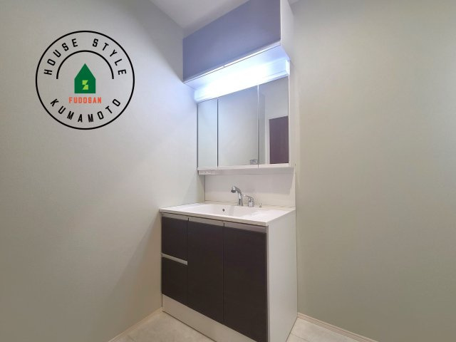 熊本市東区山ノ内3丁目第1-2棟(1号棟)の内観：施工例|毎日使うものだから清潔な空間を保ちたい水回り。洗面にはそんな願いを解消させてくれる収納アイデアが満載です。三面鏡の裏側にはキャビネットが現れ小物から背の高い物まで収納できます。