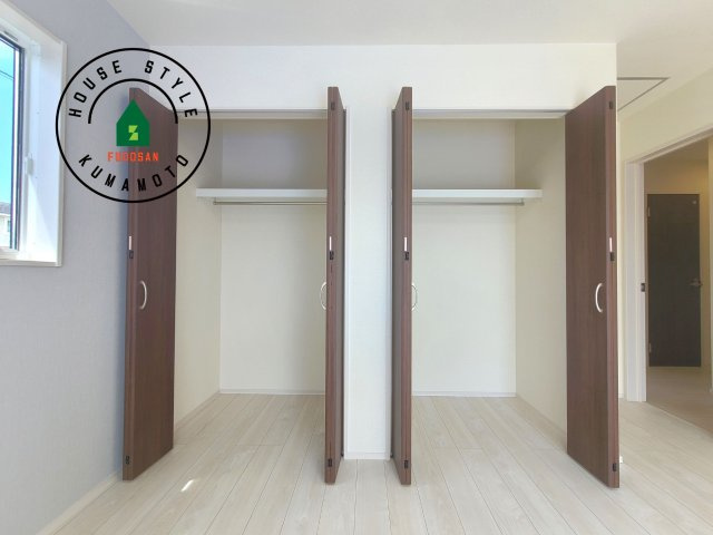 熊本市東区山ノ内3丁目第1-2棟(1号棟)の内観：施工例|洋服や大きな荷物が多い方や人数の多いご家族などは、一般的なクローゼットよりもウォークインクローゼットのほうが使い勝手が良いです。