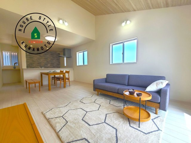 熊本市東区山ノ内3丁目第1-2棟(1号棟)の内観：施工例|キッチンからリビングをしっかり確認できます。家族の笑顔があふれる空間になりそうですね。