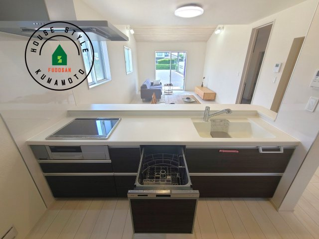 熊本市東区山ノ内3丁目第1-2棟(1号棟)の内観：施工例|ご家族を近くに感じられる対面キッチンのLDK。会話もはずみそうですね。