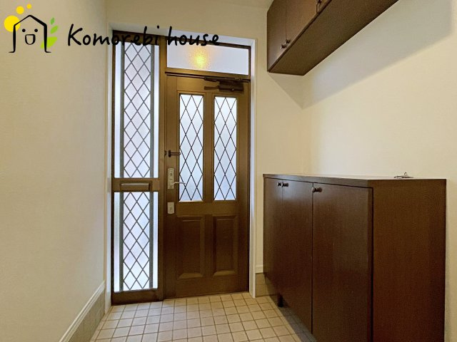 上尾市中妻5丁目　中古一戸建ての玄関|収納もある玄関です