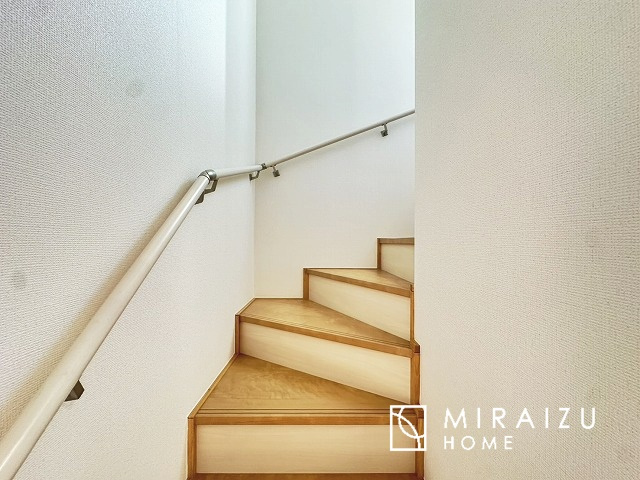 【外観】 | 青く澄み渡った綺麗な空と、陽の光をたっぷりと受ける、そんな新築住宅で新生活をスタートしてみませんか？見学・ご相談等、ミライズホーム(株)までお気軽にご連絡下さい♪

