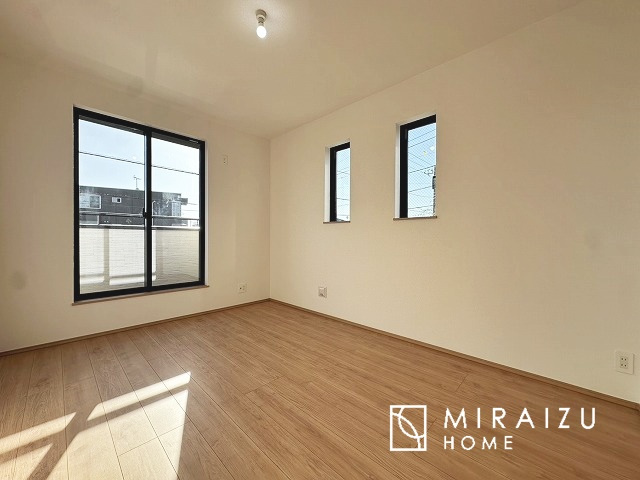 【寝室】 | 安全性に配慮した手すり、清潔感や明るい陽光を取り入れてくれる窓がある階段。LED照明付きでお財布にもやさしいつくり。