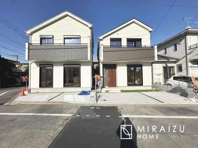 【外観】 | 青く澄み渡った綺麗な空と、陽の光をたっぷりと受ける、そんな新築住宅で新生活をスタートしてみませんか？見学・ご相談等、ミライズホーム(株)までお気軽にご連絡下さい。