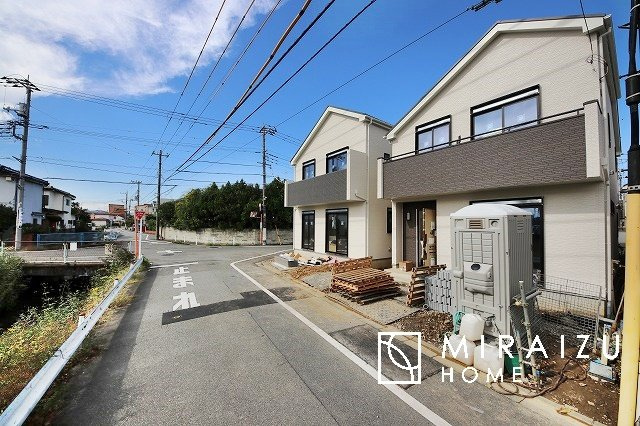 【外観】 | 青く澄み渡った綺麗な空と、陽の光をたっぷりと受ける、そんな新築住宅で新生活をスタートしてみませんか？見学・ご相談等、ミライズホーム(株)までお気軽にご連絡下さい。