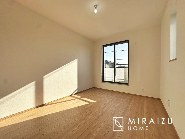 【洋室】 | 暮らしやすさを考えたプランで快適な現地ロケーションを実現。安らぎに満たされる、ゆとりのある日々を過ごせます♪