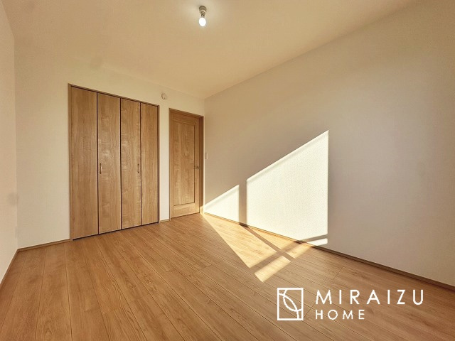 【洋室】 | 暮らしやすさを考えたプランで快適な現地ロケーションを実現。安らぎに満たされる、ゆとりのある日々を過ごせます♪