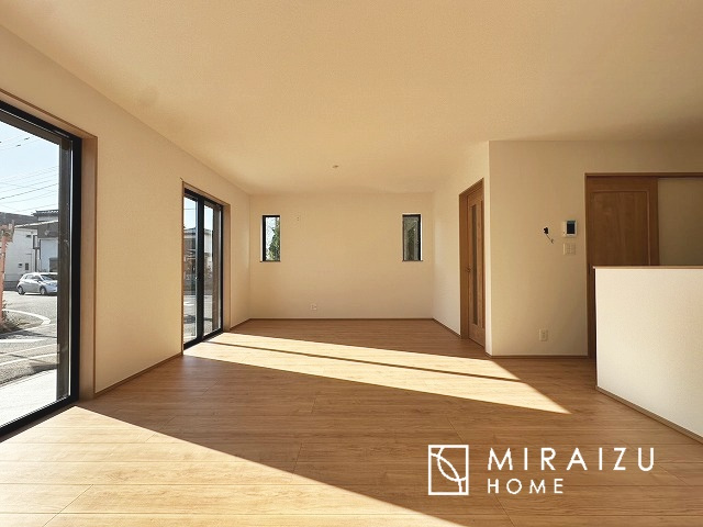 【居間・リビング】 | お子さんが宿題をしたり、ちょっとした作業もできる、家族みんながそれぞれの時間を過ごせるリビングです。