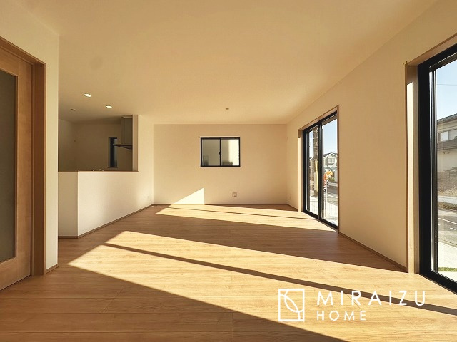 【居間・リビング】 | 窓が多いと温かな太陽の光と心地いい風が室内へと入ります。家族が集まるリビングは明るく過ごしやすいつくりです。窓が多いお家は住みやすい証です。