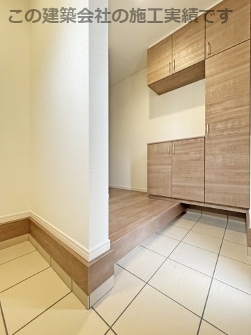 耐震+高品質でローコストの家：上東 限定1棟 の玄関|玄関収納　
玄関には大容量の収納スペース