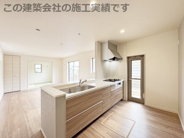 耐震+高品質でローコストの家：上東 限定1棟 の居間・リビング|広々LDK　