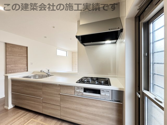 耐震+高品質でローコストの家：上東 限定1棟 のキッチン|キッチン　
対面式のシステムキッチン：リビングで遊んでいるお子様を見守りながら、時にはお喋りをしながら料理や後片付けができる人気の高いスタイルです