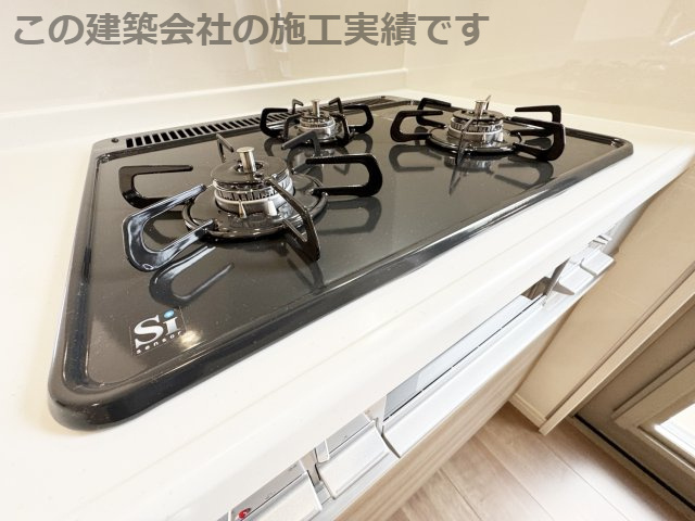 耐震+高品質でローコストの家：上東 限定1棟 のキッチン|火力に余裕のあるガスコンロ、安心安全SIセンサー付、お掃除も楽々