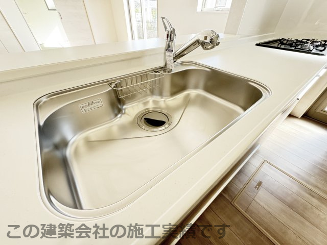 耐震+高品質でローコストの家：上東 限定1棟 のキッチン|浄水器内蔵ハンドシャワー